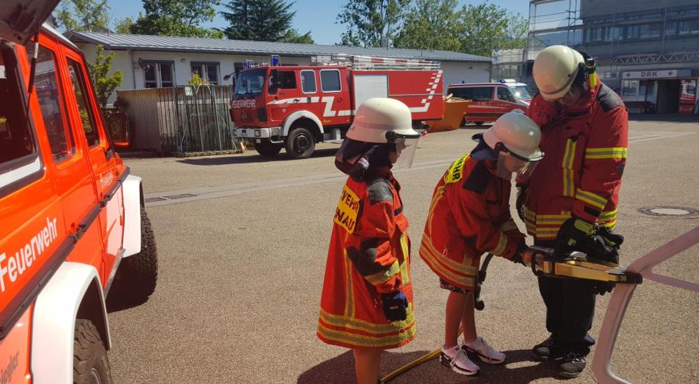 Zu Besuch bei Feuerwehr und Polizei